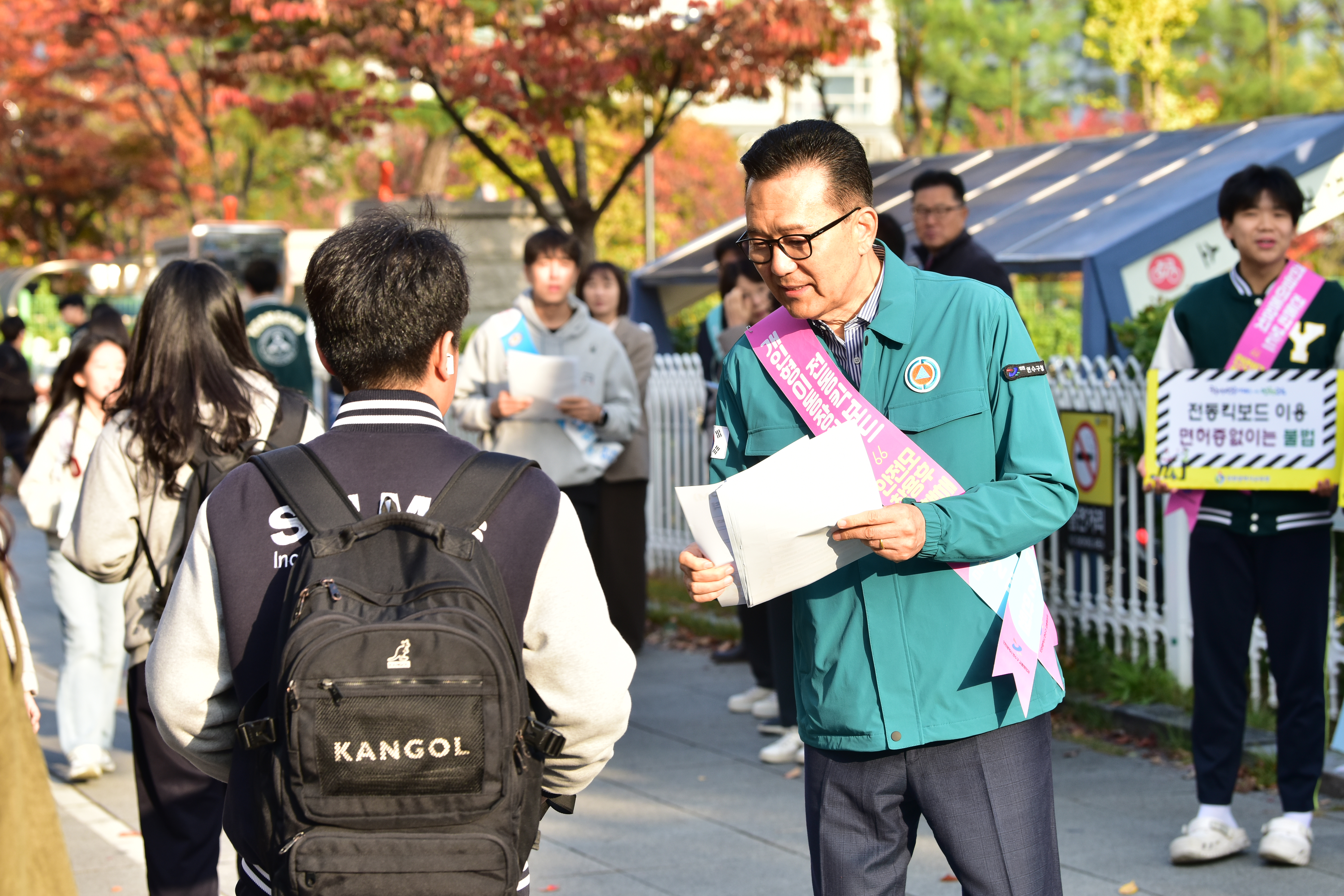 이재호 연수구청장은 29일 최근 사회적 문제로 떠오른 킥보드 사고와 관련해 “기업의 돈벌이로 구민의 안전이 뒷전으로 밀리는 일이 없도록 연수구가 나서겠다.”라며 킥보드 안전사고 근절 의지를 피력했다.